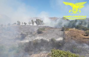 Vasto incendio a Orosei: in azione un elicottero del Corpo forestale