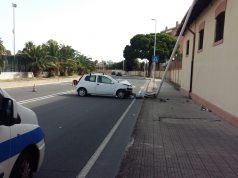 Perde il controllo dell’auto e sbatte contro un palo: ferito 71enne