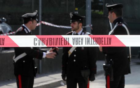 Tre bimbe uccise: madre ha ferite da taglio alle mani