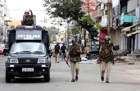 Police patrol areas of Bangalore under curfew