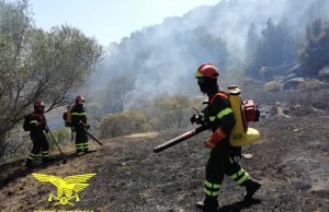 Fiamme divampano ad Assemini: interviene un elicottero del Corpo forestale