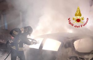 Auto prende fuoco a Siniscola: intervengono i Vigili del fuoco