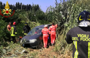 Incidente d’auto a San Sperate: vigili del fuoco estraggono un uomo dalle lamiere