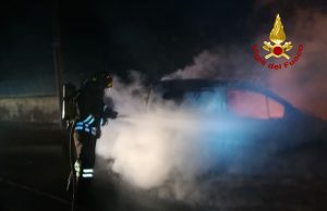 Auto e furgone in fiamme nel sassarese: intervengono i Vigili del fuoco