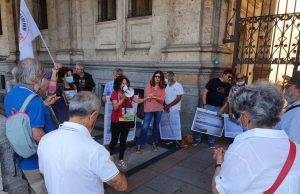 Cagliari, ambientalisti protestano davanti al municipio: “No a rigassificatore, 5G, polveri sottili e rifiuti”