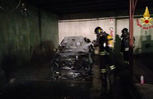 Notte di fuoco nell’hinterland cagliaritano: auto in fiamme