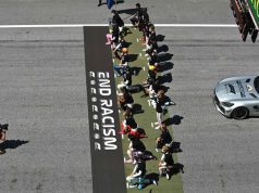 Gp Austria: piloti si inginocchiano contro razzismo