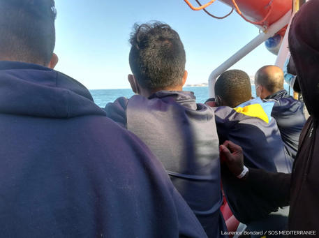 Migranti: Ocean Viking ancorata fuori Porto Empedocle