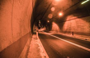 Furgone in fiamme in galleria, riaperta al traffico la statale 125