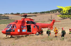 In fiamme la discarica a Ozieri, in azione gli elicotteri del Corpo forestale e i vigili del fuoco