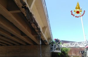 Sassari, camion troppo alto sbatte contro cavalcavia: strada chiusa al traffico