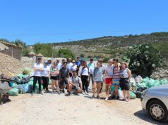 Calamosca, 50 volontari ripuliscono la spiaggia dai rifiuti: “Ora serve intervento del Comune”