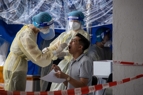 Hong Kong taxi drivers undergo COVID-19 test