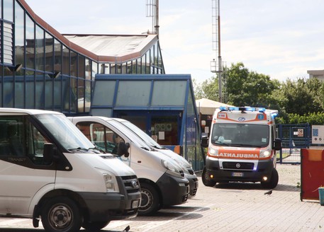 Brescia ambulanza nella piscina di via Rodi