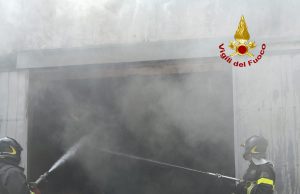 Sassari, in fiamme rotoballe e un mezzo agricolo: intervengono i Vigili del fuoco