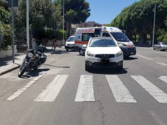 Cagliari, perde il controllo della moto e finisce contro un’auto: ferito il centauro