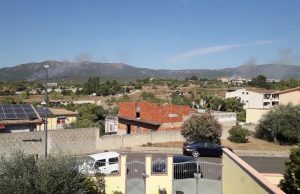 Bruciano le campagne di Dolianova: sul posto un elicottero della Forestale
