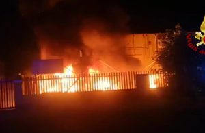 Sassari, in fiamme capannone: distrutta tutta la merce