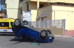 Incidente stradale ad Assemini, auto si ribalta: due feriti