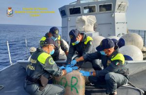 Recuperati 60 chili di hascisc in mare: la scoperta della Gdf ad Alghero
