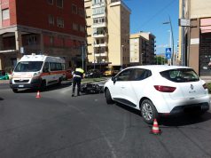 Cagliari, scontro auto scooterone sulla rotonda di via Cadello: un ferito
