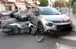 Cagliari, scontro auto e moto: due donne ferite