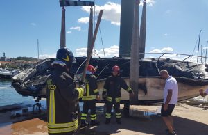 Paura a Porto Rotondo: yacht di 9 metri in fiamme, nonni e nipoti in salvo