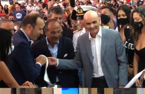 Pioggia di critiche sull’assessore Sorgia all’inaugurazione della ruota: bagni di folla e nessun distanziamento