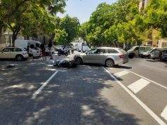 Cagliari, incidente in pieno centro tra un’auto e una moto: ferito un 22enne