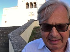 Sgarbi a Oristano, polemica sulla mancanza della mascherina: “Volevano allontanarmi dalla Chiesa”
