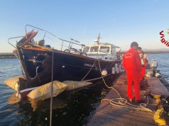 Cagliari, barca urta molo: vigili del fuoco evitano affondamento dell’imbarcazione