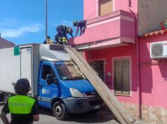 Cabras, furgone si incastra sotto un balcone: intervengono i Vigili del fuoco
