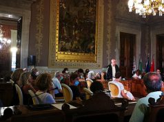 Vince il no alla rimozione nello spettacolo il “Processo alla statua di Carlo Felice”