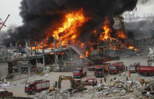 Beirut, capannone in fiamme nel porto