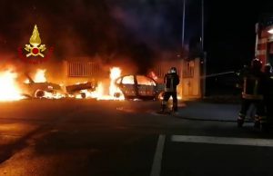 Notte di incendi a Cagliari e a Decimomannu: in fiamme diverse auto