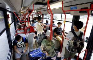 A 6 anni viene dimenticato sul bus, rompe il vetro e si fa soccorrere