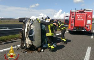 Grave incidente sulla SS 131: ferita una donna