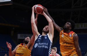 Dinamo vince a Pesaro, Pozzecco: “Vinto su un campo difficile”
