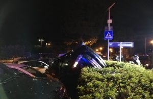 Grave incidente in viale Diaz, si schianta su tre auto: 21 enne ferito
