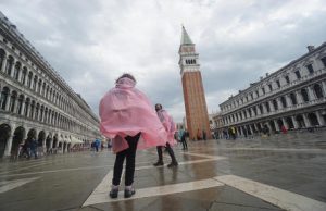 Venezia, Mose si alza per la prima volta contro acqua alta. Piazza San Marco all’asciutto