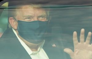 Trump esce a sorpresa in auto dall’ospedale. Medici: ‘Ha nascosto positività in primo test’