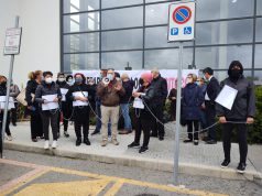 Nuoro, pazienti si incatenano davanti al San Francesco: “Oncologia non si tocca”