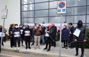 Nuoro, pazienti si incatenano davanti al San Francesco: “Oncologia non si tocca”