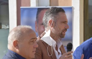 Christian Stevelli e Gianni Chessa vicini e senza mascherina: è polemica