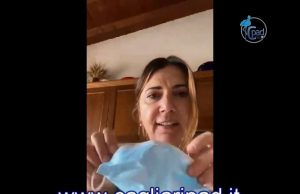 La farmacista spiega come usare la mascherina riducendo i fastidi