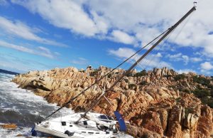 La Maddalena, barca a vela sugli scogli: Guardia Costiera soccorre cinque francesi