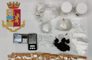 Cagliari, buttano la droga dalla finestra all’arrivo della polizia: tre arresti