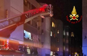 Paura a Cagliari, abitazione in fiamme: evacuata palazzina