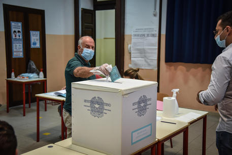 Elezioni: aperti alle 7 i seggi, si vota fino alle 15