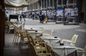 Covid, in Lombardia record di casi. Riaprono gli ospedali in Fiera a Bergamo e Milano